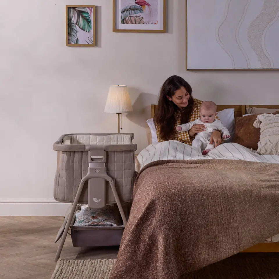 Tutti Bambini Cozee Sense Bedside Crib – Soft Walnut/Cocoa
