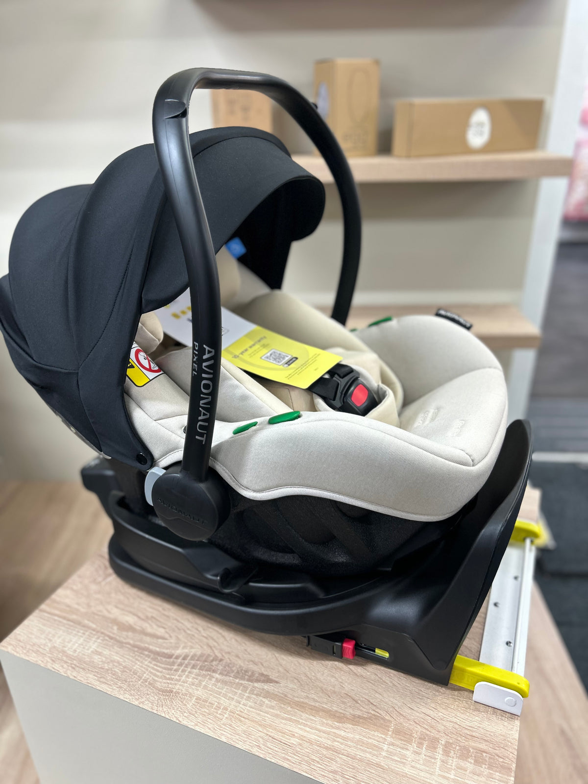 Avionaut pixel pro 2.0 & IQ Orbit base ~ ex display Birmingham store
