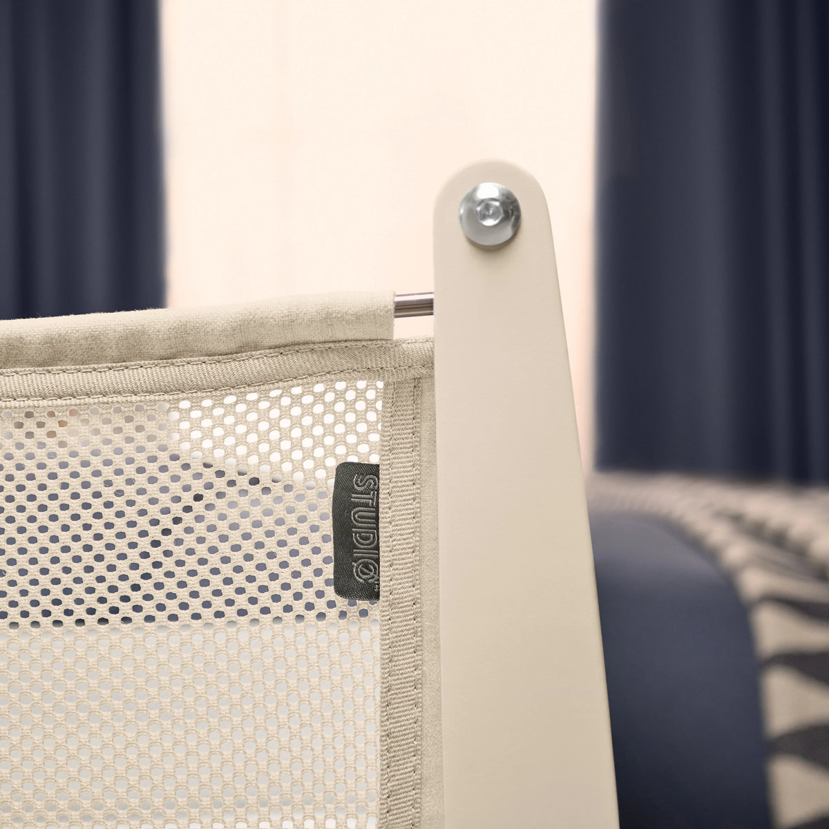 SnuzPod Studio Bedside Crib Vienna