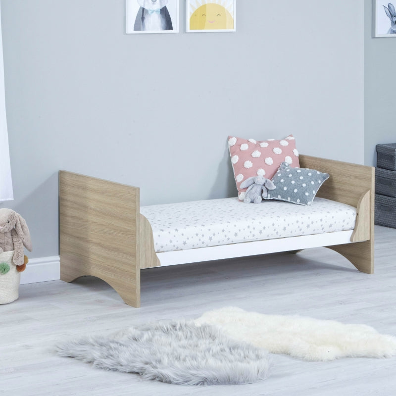 Babymore Veni Cot Bed-Oak/White *AUGUST OFFER FREE COT TOP CHNAGER